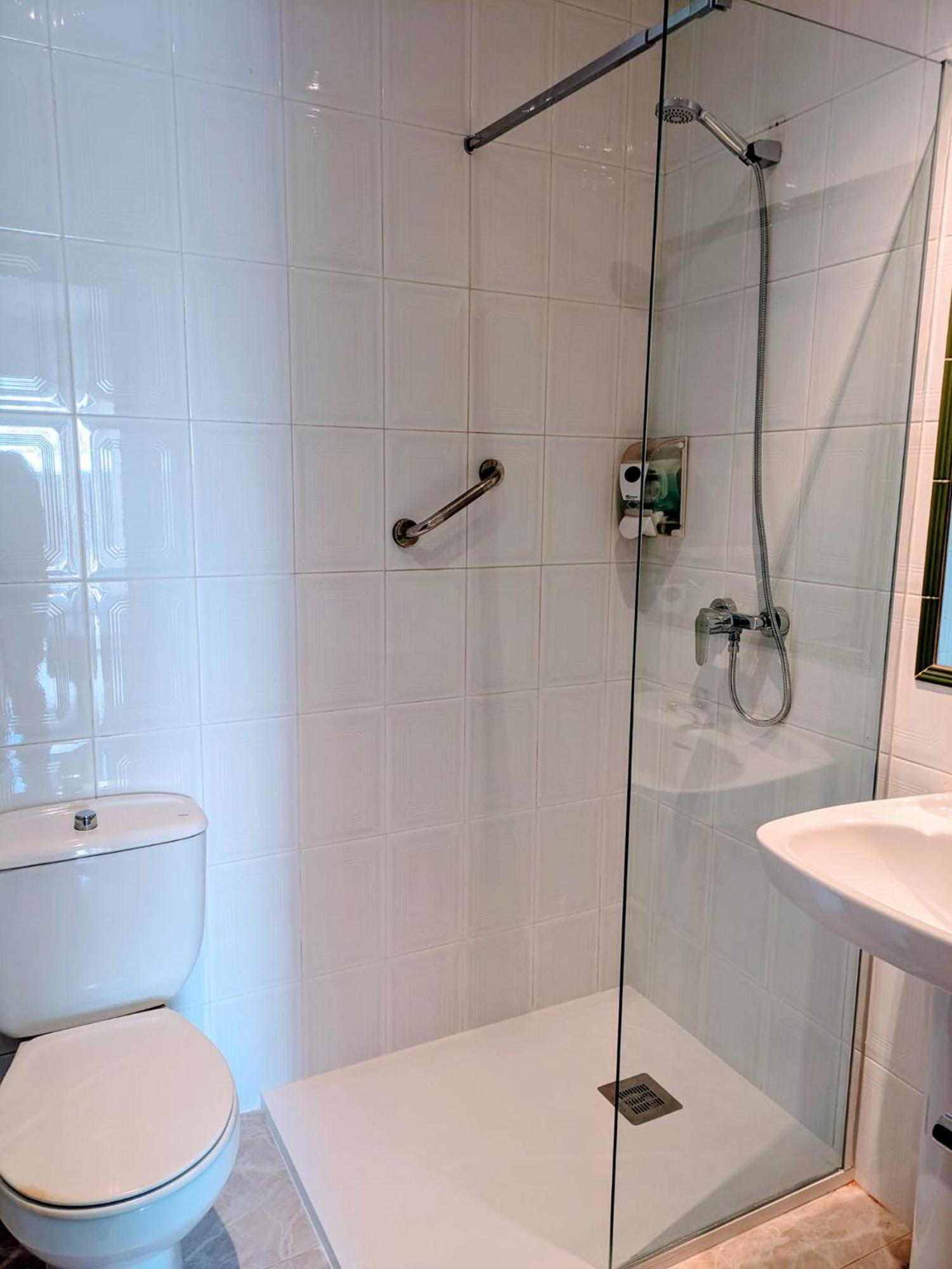 Apartamentos Mitus Canet De Mar Luaran gambar